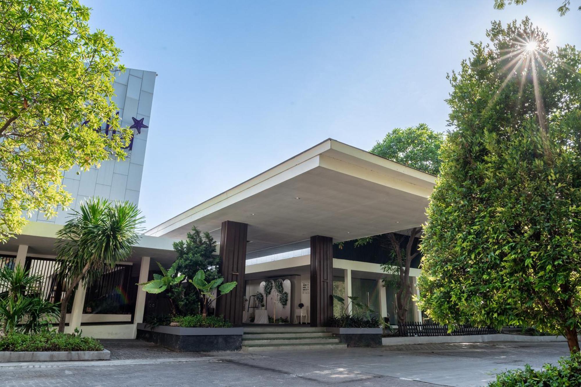 Estrella Hotel & Conference Luwuk Exterior photo