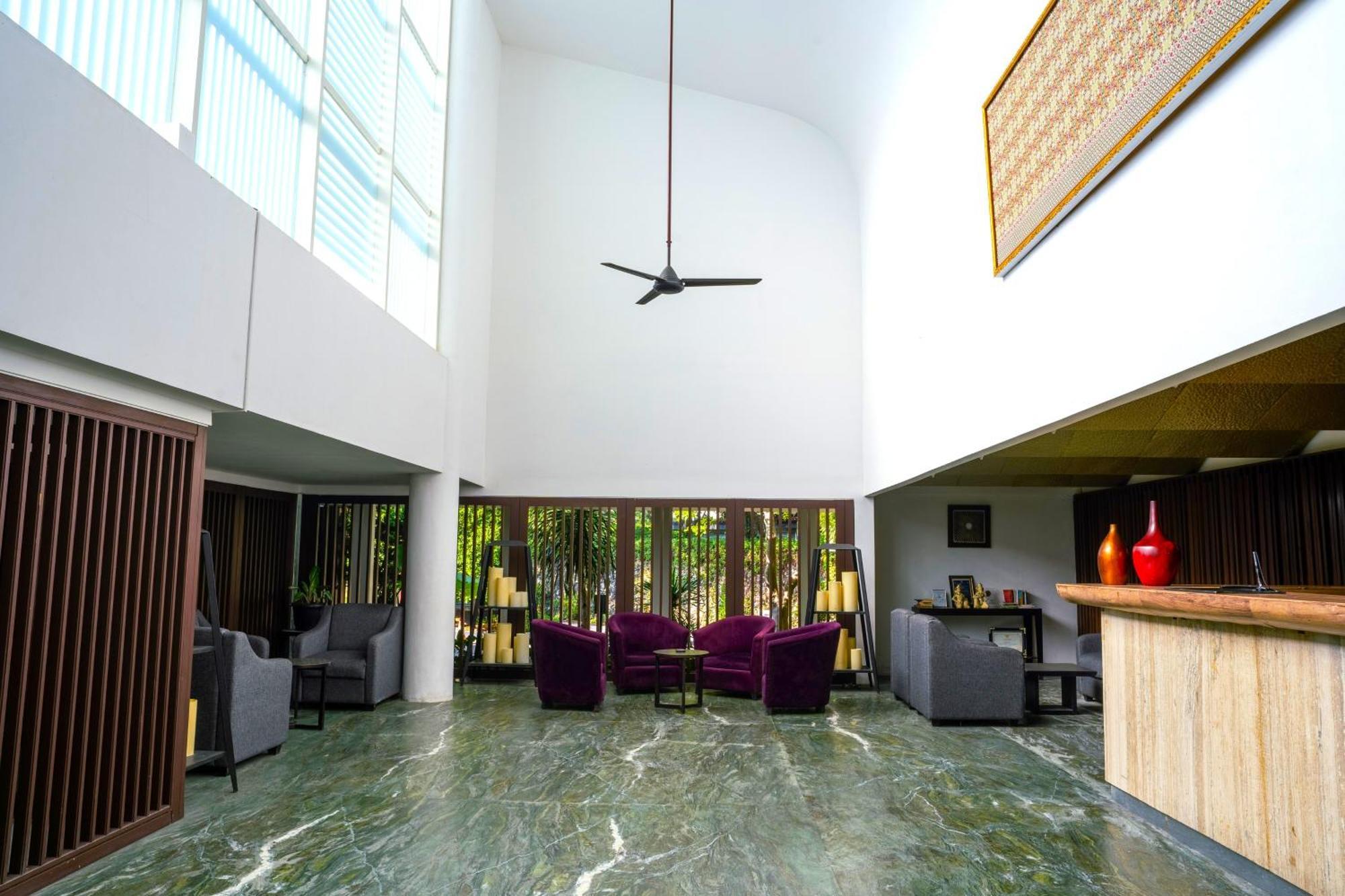 Estrella Hotel & Conference Luwuk Exterior photo